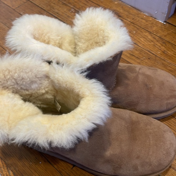 Mini Chestnut Uggs. In good condition - Picture 3 of 3